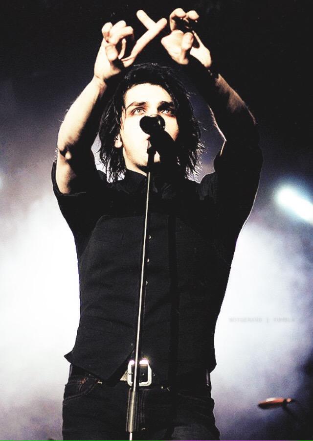 HAPPY FREAKING BIRTHDAY GERARD WAY 