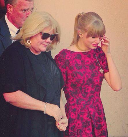taylorcoded's tweet photo. This picture hurts me so much.Brb! #PrayForMamaSwift http://t.co/lwLT7T1zoc