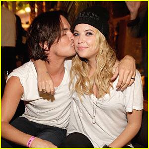 Babes! <a href="/PetiteFortunes/">Alice.</a> is looking for a #Jasper to join her SL on <a href="/CorruptedSequel/">𝒞𝑜𝓇𝓇𝓊𝓅𝓉𝑒𝒹 𝒮𝑒𝓆𝓊𝑒𝓁.</a>! Aren't they adorable? Please RT!