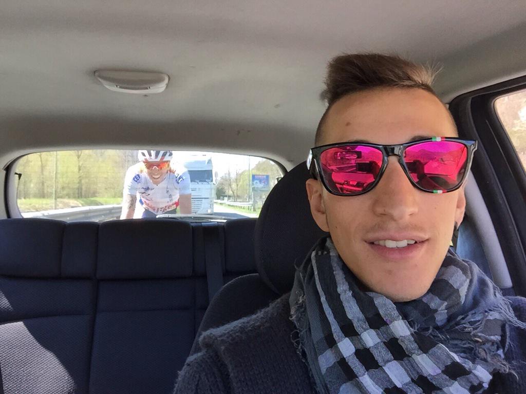 Dietro macchina con il grande @LSamparisi per preparare la corsa thanks bro!!! 
<a href="/NWcycling/">Northwave</a> <a href="/SaliceUK/">Salice UK</a> 
#collecchio