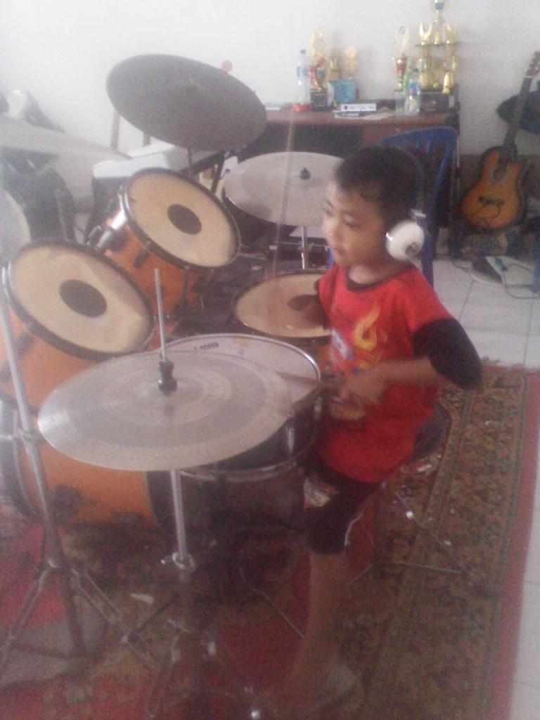 Mendampinginya dlm musik,dan melihatnya tumbuh menggapai impiannya.You Are my Rockstar#ArtiIbuTerbaik@tentangkebaikan