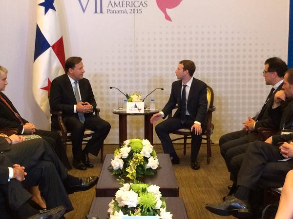 prensacom's tweet photo. El presidente Juan Carlos Varela se reunión con Mark Zuckerberg, el fundador de Facebook. http://t.co/GKcrwiY2am http://t.co/7lq3uDCyHF