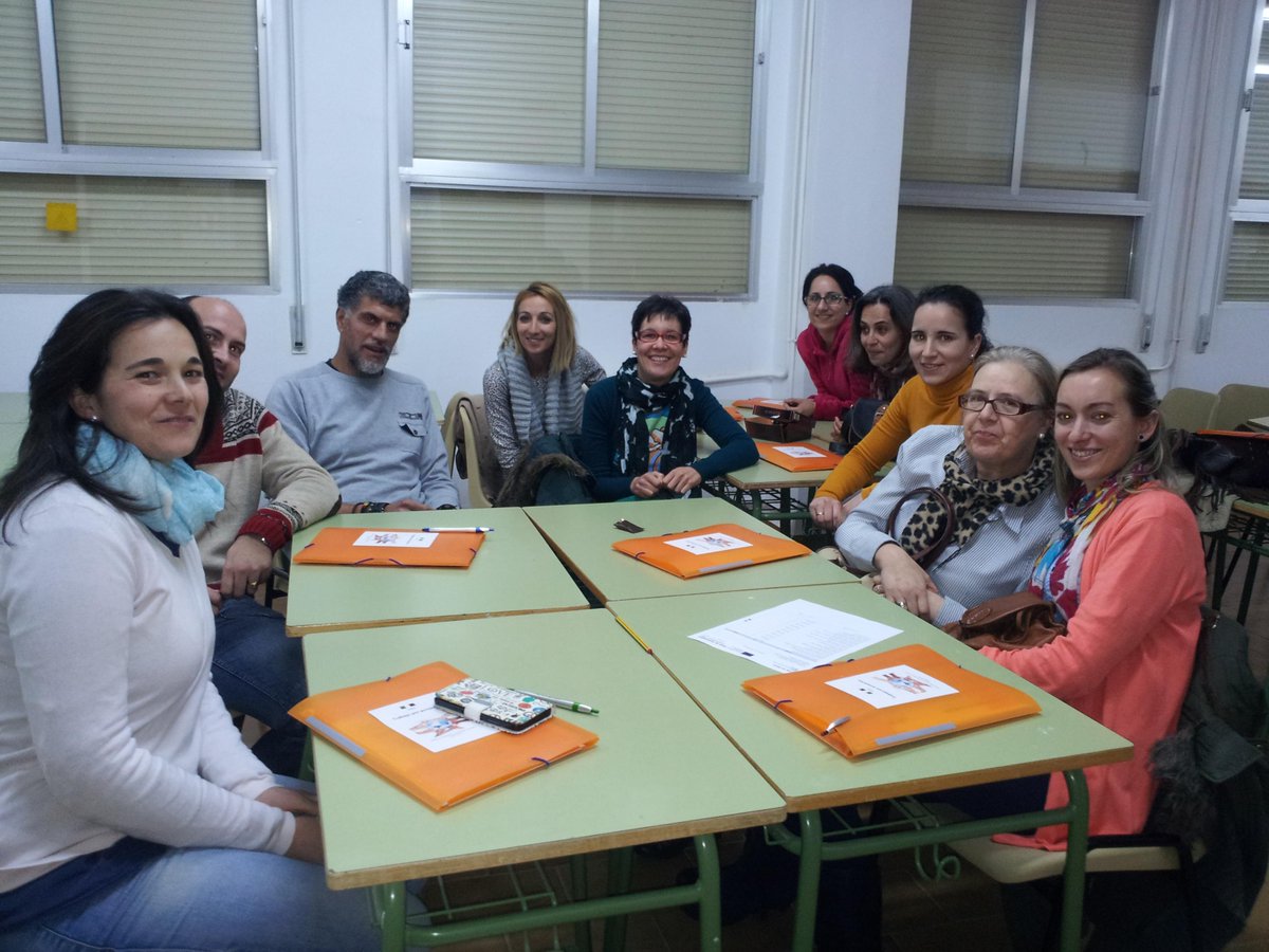 CeDeC_intef's tweet photo. ¡Qué grandes estos maestros! Toda la tarde formándose para llevar #ABP a sus alumnos http://t.co/pUV1Vw3kuD