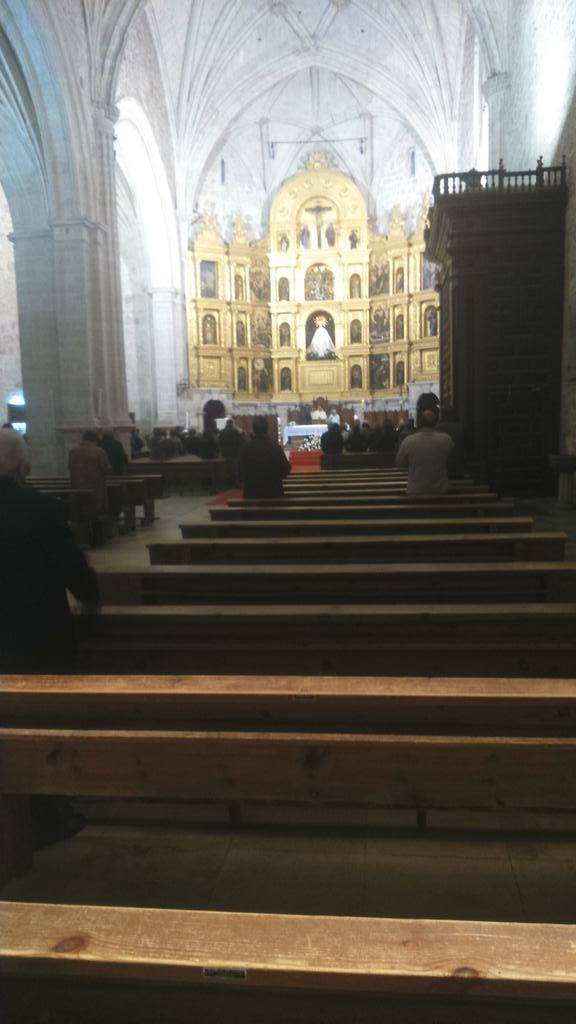 xavycorcoles's tweet photo. Pues na, aquí en misa. @Mii_Sarrion @jaimegmo35 #CristoTenPiedad #OsanaEnElCielo http://t.co/vPcOBf7LSY