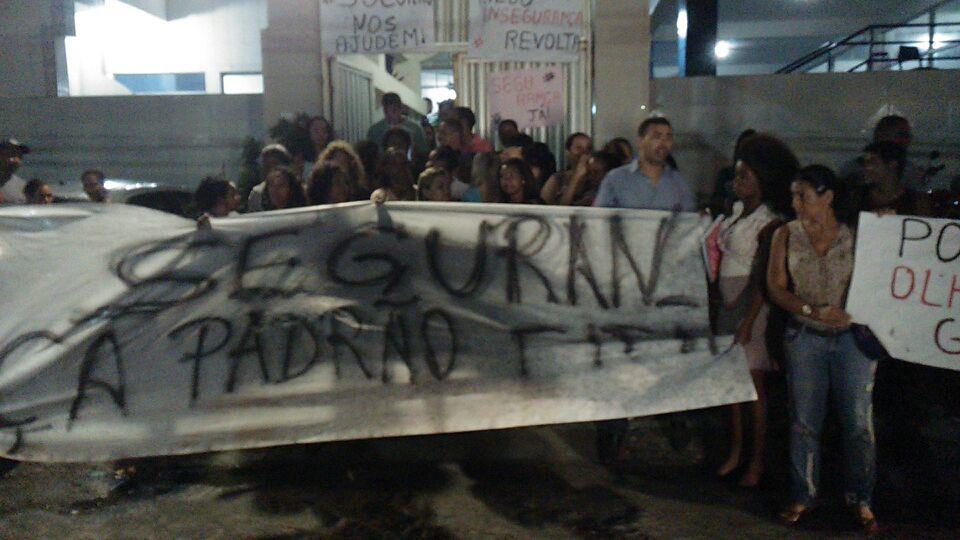 PDTBahia's tweet photo. Galera da #JS do #PDT de #Salvador tá de parabéns! Ontem fizeram um ato na Unirb por mais segurança p/ os estudantes http://t.co/KF4vfLWL1Q