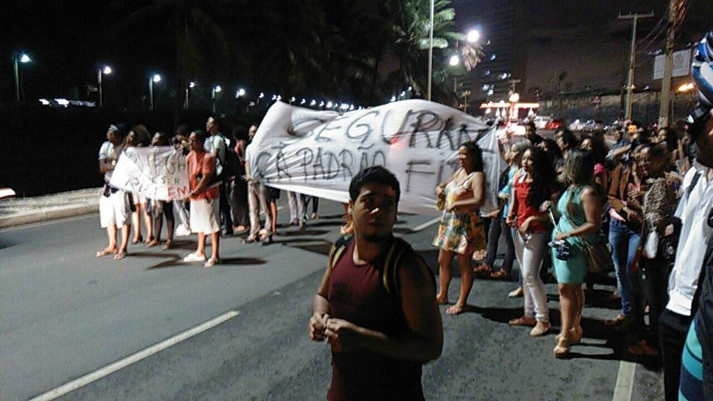 PDTBahia's tweet photo. Galera da #JS do #PDT de #Salvador tá de parabéns! Ontem fizeram um ato na Unirb por mais segurança p/ os estudantes http://t.co/KF4vfLWL1Q