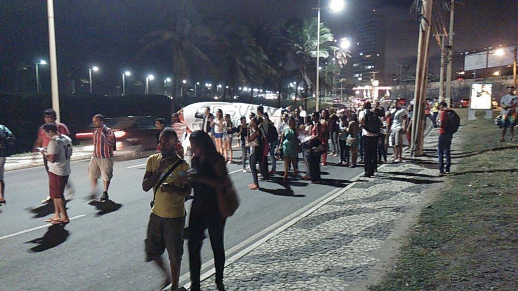 PDTBahia's tweet photo. Galera da #JS do #PDT de #Salvador tá de parabéns! Ontem fizeram um ato na Unirb por mais segurança p/ os estudantes http://t.co/KF4vfLWL1Q