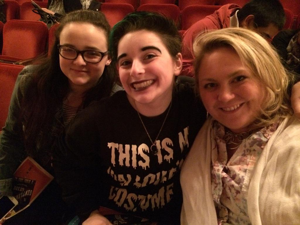 JessDevlin07's tweet photo. Show time!  #GGLAM #FamilyTime http://t.co/dtskVlMGzo