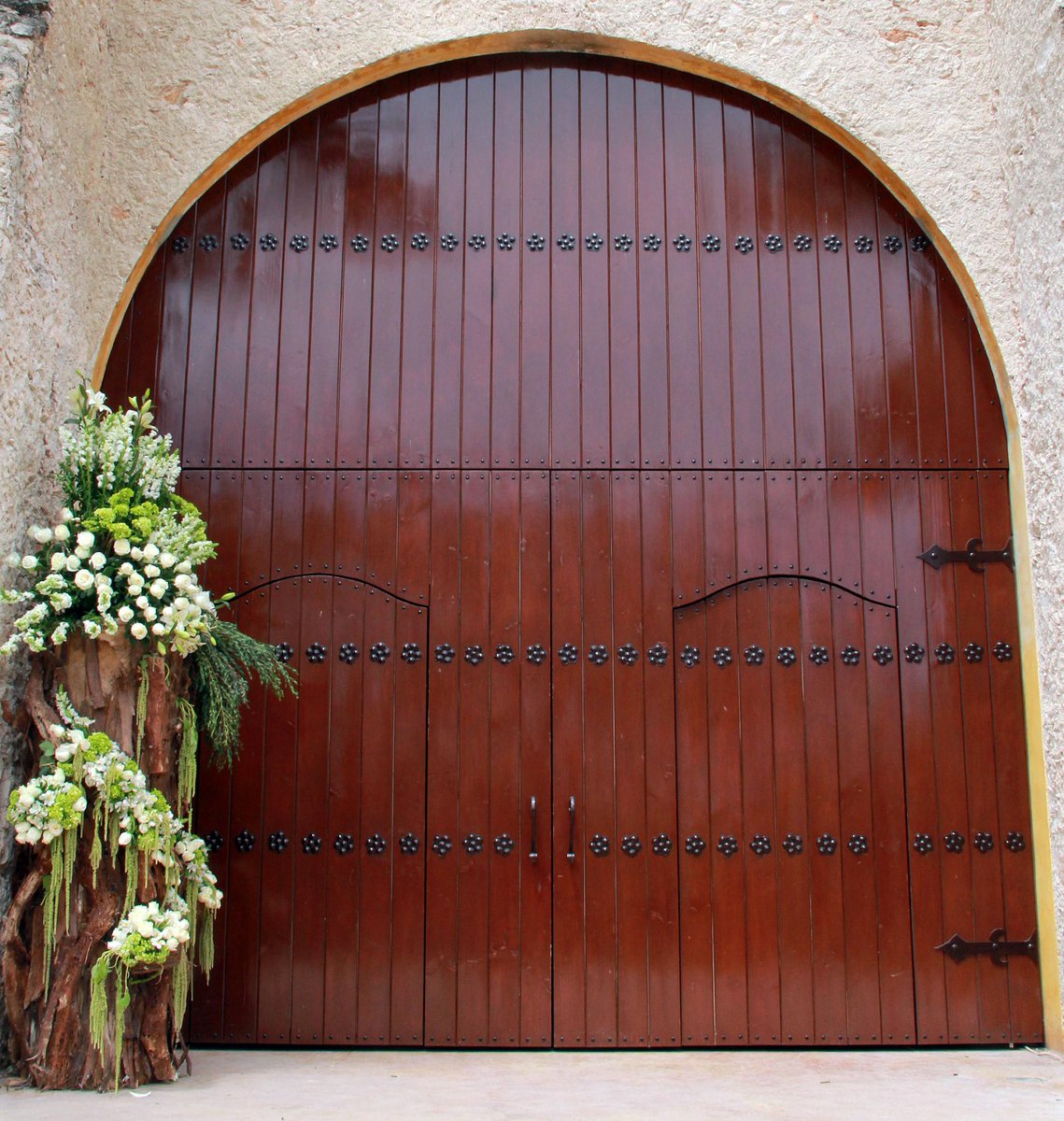EventosBaku's tweet photo. Una entrada muy elegante decorada con un tronco seco, helechos y flores. ¡Inolvidable! #BakúEventos http://t.co/tBCNXhrdyF