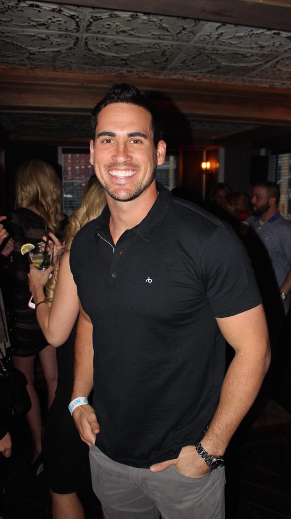 crew - Josh Murray - Bachelorette 10 - Fan Forum - Discussions - Page 68 CCL3nZGWgAAA1uW