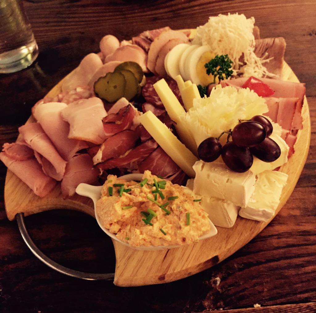 StrebelLuca's tweet image. Heute ein spannender Austausch mit dem Präsidenten der @CVP_PDC Amtei #Solothurn-#Lebern. Auch kulinarisch top! :)