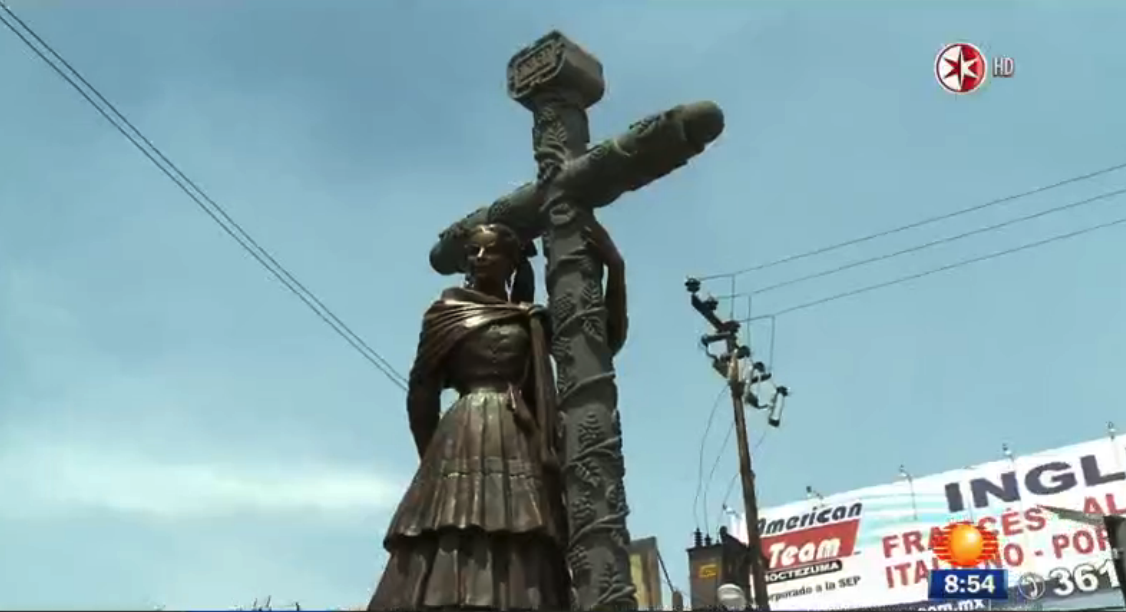 TelevisaTVmx's tweet photo. ¡ @LuciaMendezP develó estatua de María Felix en la Ciudad de México! Checa los detalles http://t.co/qrOilhrlNk http://t.co/I8bMejevcB