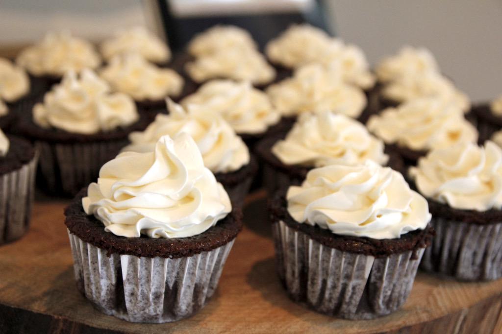 BeatsDelicious's tweet photo. Some seriously dreamy treats Simply Delicious- Custom Cakes & Desserts by Candace brought to #BeatsDeliciousFest #tbt http://t.co/EPBvSXaSDV
