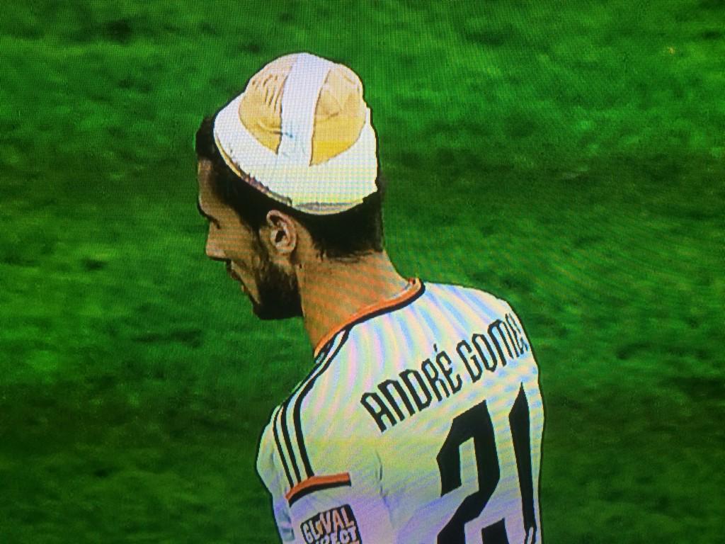 André Gomes is so good that he can dominate the midfield while simultaneously role-playing as the Pope.