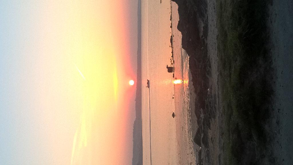 LauraGracey's tweet photo. @Skerries what a evening to watch the RNLI speeding of into the #sunset http://t.co/UvdXzFwYBW