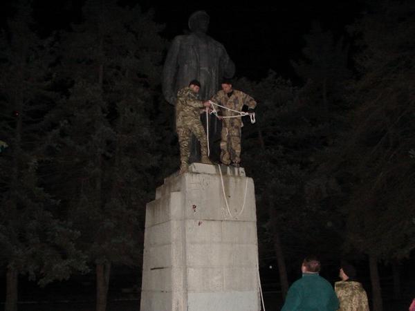 В Днепропетровске минус еще один Ленин (фото) 