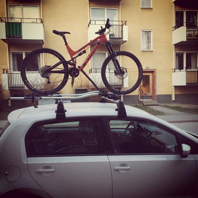 dthysell's tweet photo. Stabilt när cykeln är längre än bilen. #konaworld http://t.co/fQwSo6MRGT
