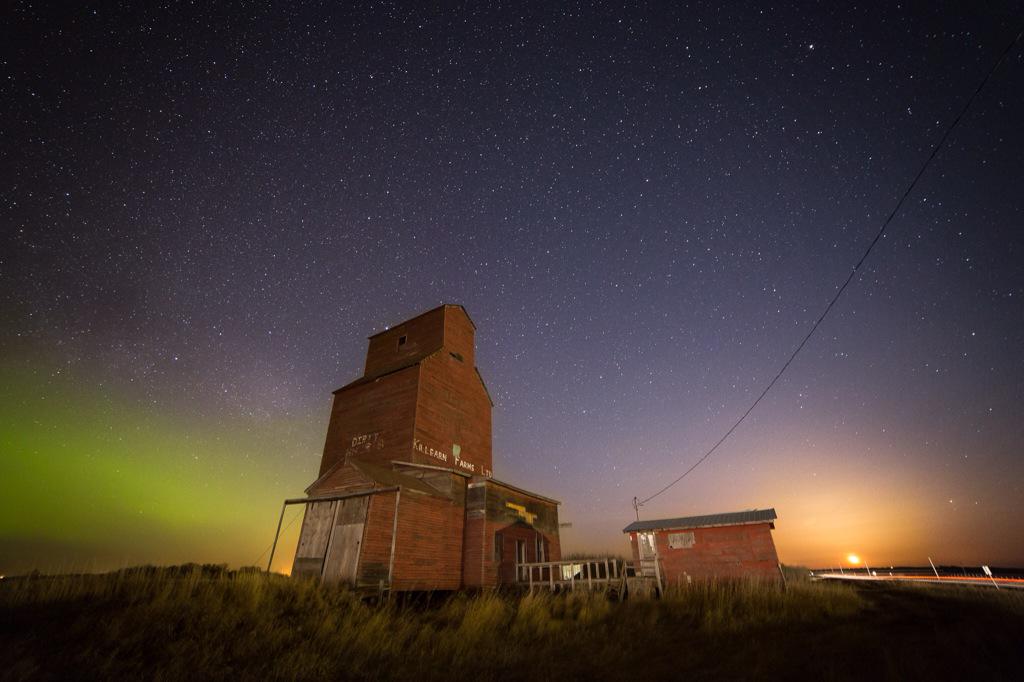 Aurora &amp; rising orange moon behind the old grain elevator by Tofield, AB last night <a href="/weathernetwork/">The Weather Network</a> @SpaceWeatherCA