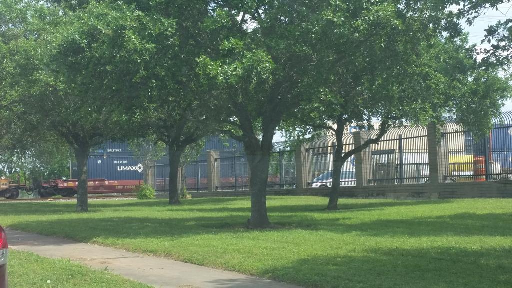 signedarm's tweet image. Nothing says stop like a 500 train car in your way. #houstonProblems