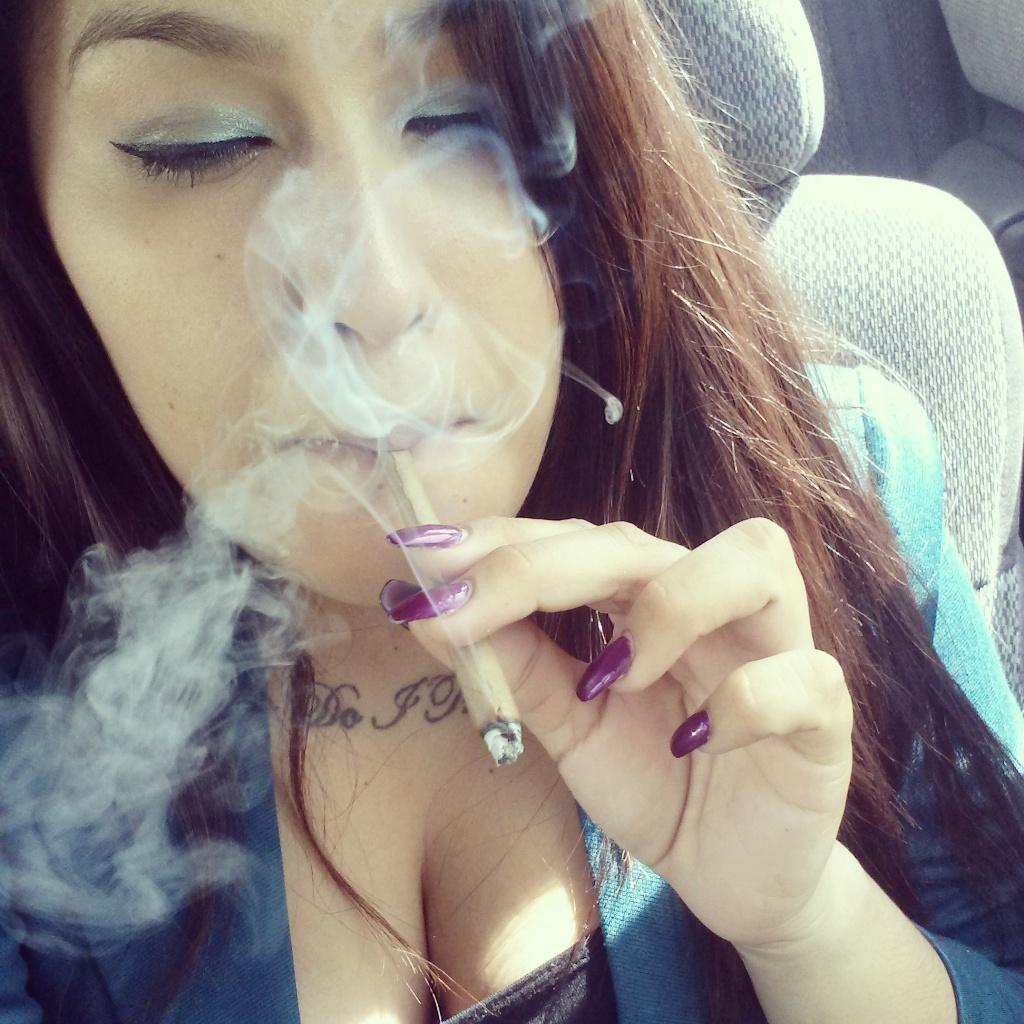 lavishh_k's tweet photo. #2daface #muah #stonerchick #retweet #cookiesnotcrackers #MOTD http://t.co/plOz32nsZs