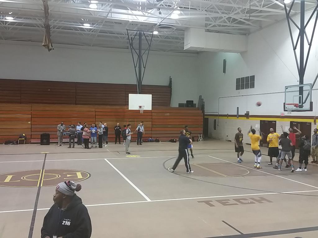spreadlove4good's tweet photo. Watchin the shoot around before 3 v 3 tourney, excited to watch teachers and @Cancer_Outreach staff throw up bricks http://t.co/z6vIuNVe3m