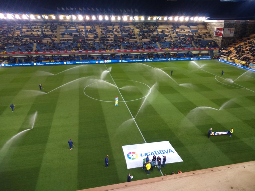 Xrubert's tweet photo. Els aspersors del Madrigal en marxa #comtoca http://t.co/A7so83eNPV