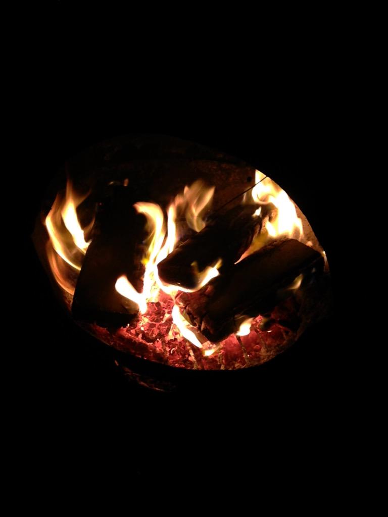 HuttonMiranda's tweet photo. Sitting out with a fire on at night is my fave 😍 http://t.co/1ywCUQKLOP