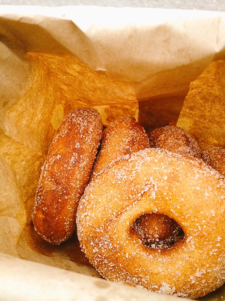 erin_maureen's tweet photo. Nothing better than a brown paper bag full of hot cider donuts. Thanks, @yomamacrockett #SlingEm #TastebudEuphoria http://t.co/FpPUzdnggZ