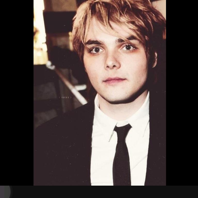 Happy Birthday
Gerard Way! 