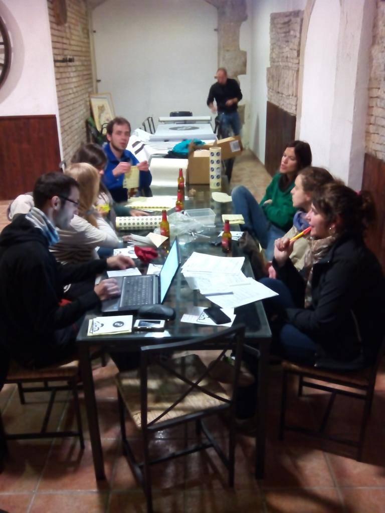 labaulalleida's tweet photo. Treballant en el projecte d'un espai obert, crític i autogestionat a Lleida! #SiguesBaula #PerSantJordi100Socis http://t.co/QkUaLM9Xcp
