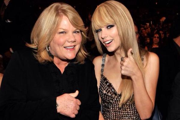 BrayanSwift13's tweet photo. @taylornation13 force,everything will be fine

#shakeitoff #PrayForMamaSwift http://t.co/s3Tc4YZCsK