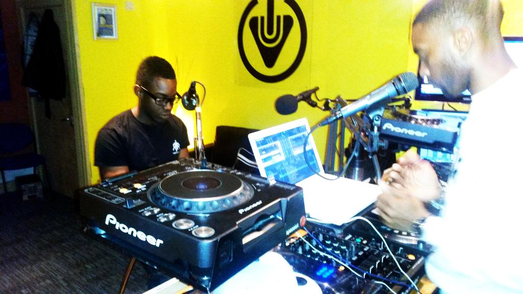 dejavufm's tweet photo. RT @DJ_Temple1: #SomebodySayDeja @dejavufm @OfficialColj @mixer_deuce #GettingReadyToShine #RoadToRiches #Progression http://t.co/21ZIxIM1WF