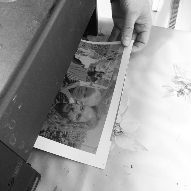 Darkest_Room's tweet photo. #darkroom Thorsten drying prints. http://t.co/NquV27ZiGS