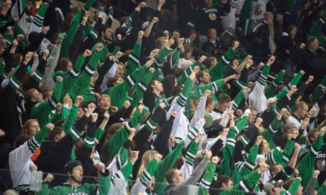NorthDakota's tweet photo. It's Game Day! @UNDmhockey vs Boston so let's hear you #UNDNation! #FrozenFour @NCAAIceHockey #NDLegendary #UND http://t.co/X0lktsaAjI
