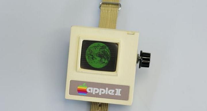 3DPrintBoard's tweet photo. A Retrofuturist Apple II Wristwatch is 3D Printed - http://t.co/q340SJ32m5 http://t.co/hRt1m9G7ik