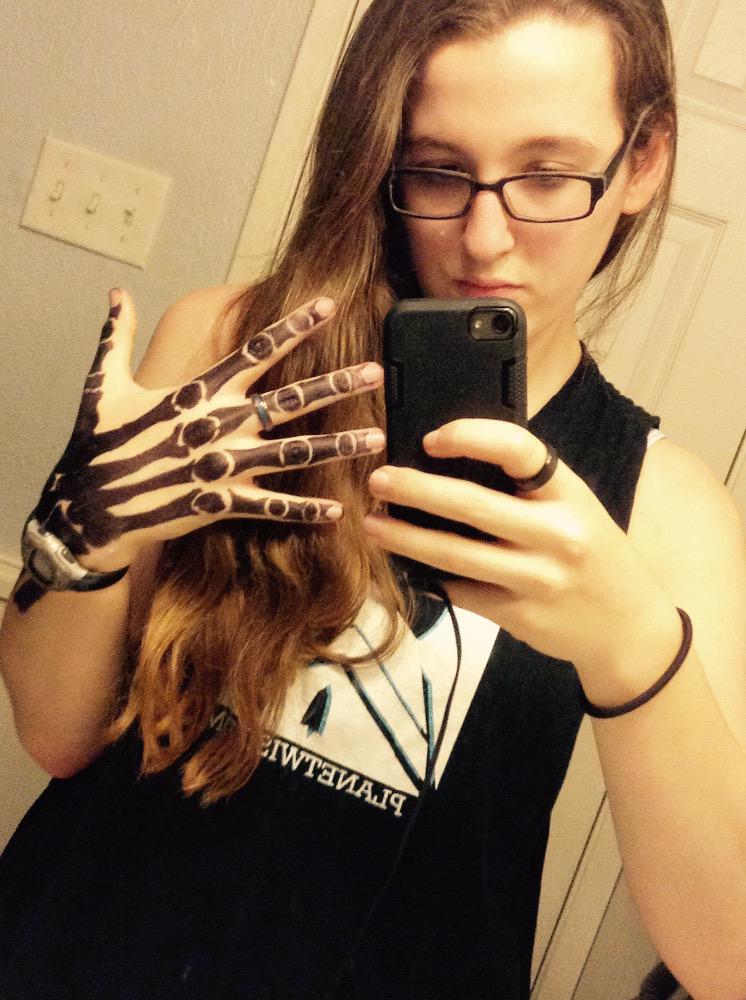 areapertodie4's tweet photo. #afterschool #selfie #sharpiedrawings #blackbones http://t.co/ujTE6tS8Zg