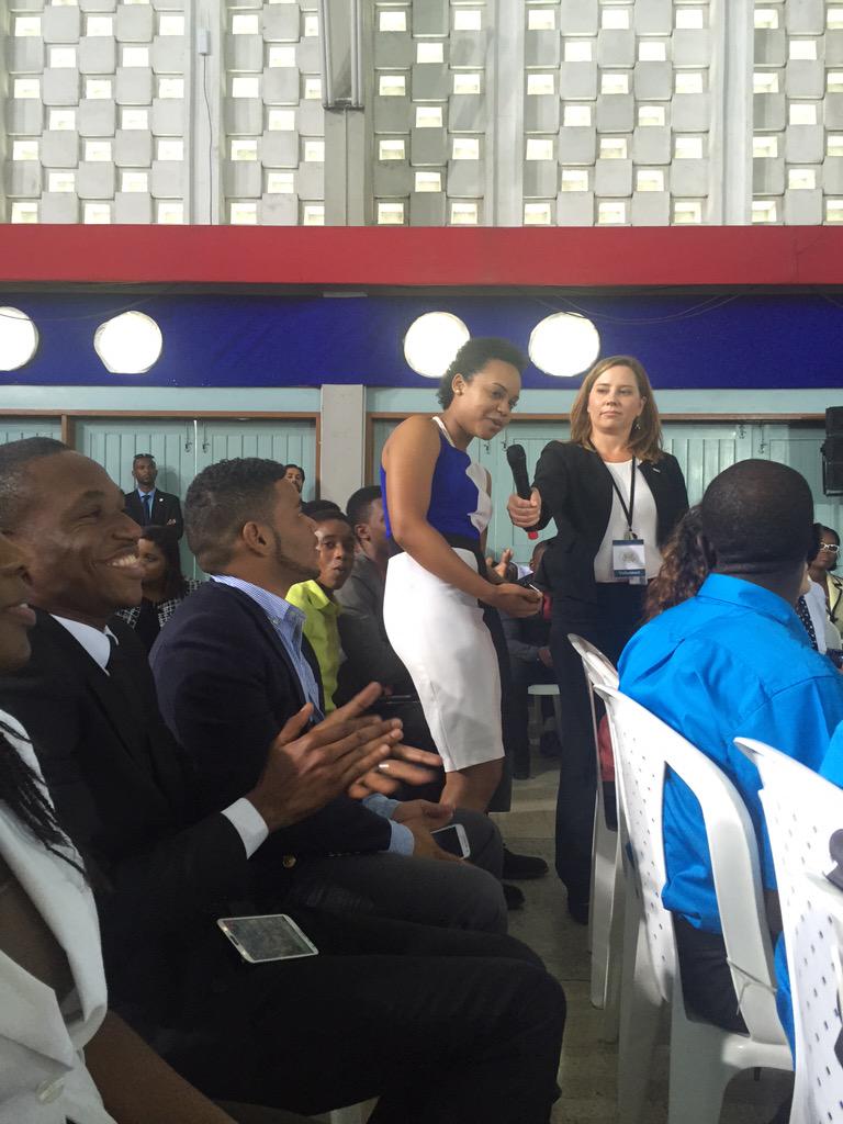 UWIMonaGuild's tweet image. Guild President Elect @TUCKERforPREZI asking president Obama a question. #irepmyGuild  #ObamaAtUWIMona