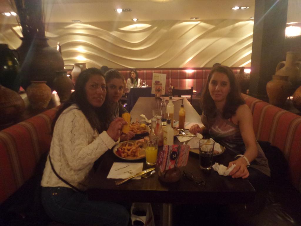 carolsenuy's tweet photo. Hasta los kikos de comer. .#Friends. .. http://t.co/FUgWWEv2kq