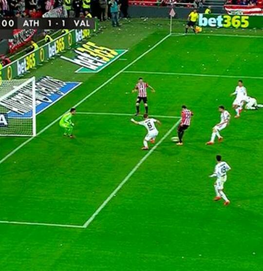 mariavalls8's tweet photo. Hay diferentes varas de medir no?? A vlc le anulan el de alcacer con un FdJ más que riguroso y ellos no con un metro http://t.co/TxOfR6jhNt