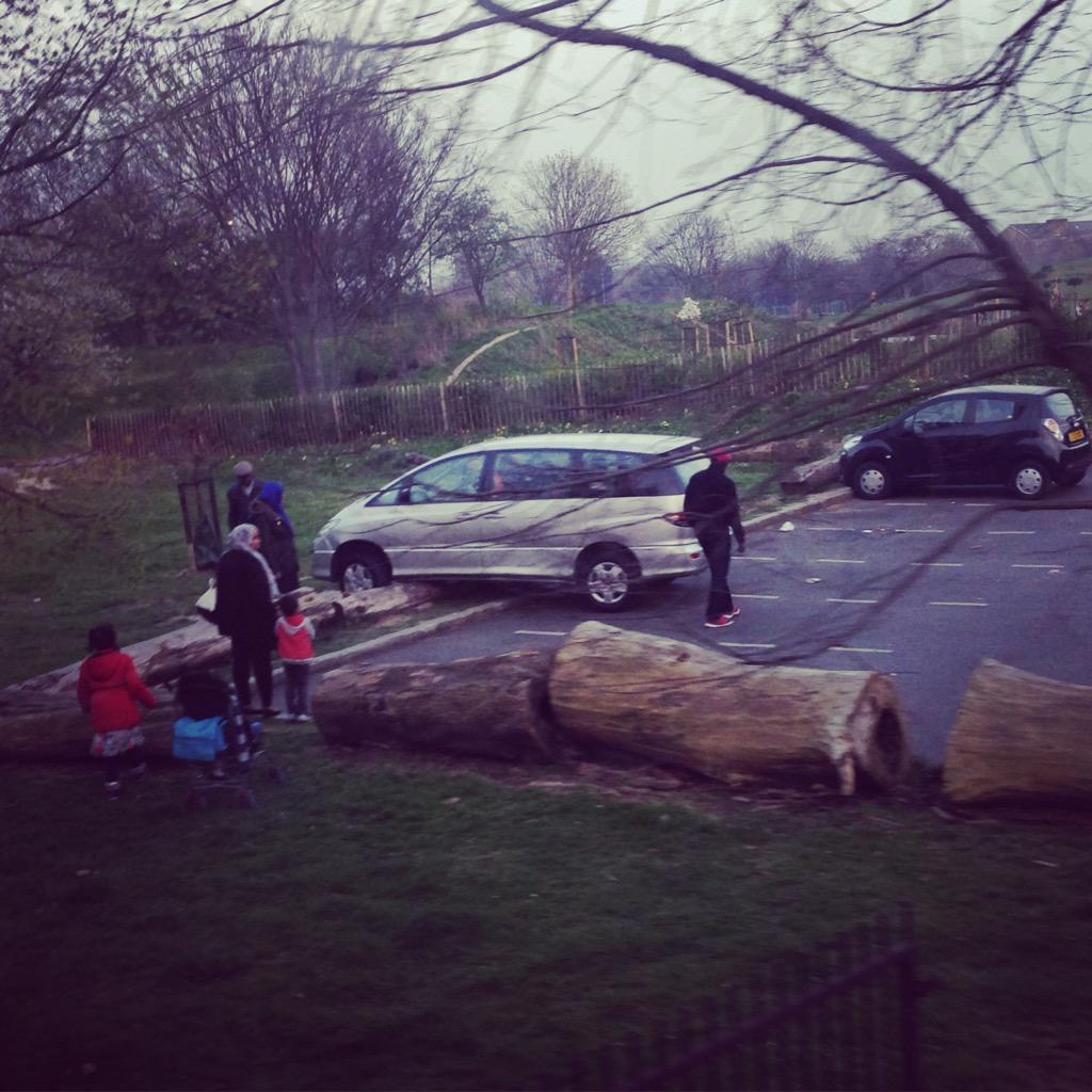 GlumScenes's tweet photo. A real glum scene in #Camberwell tonight. https://t.co/LksfbXx5q7 http://t.co/aQSbXhu23K