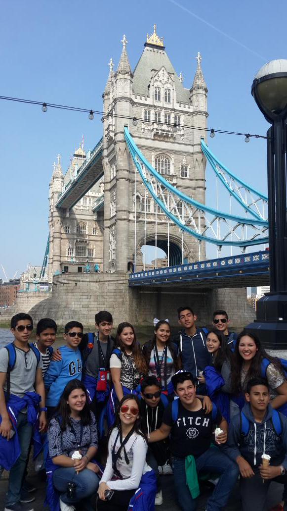 beo_world's tweet photo. Increible experiencia la que vivieron los alumnos del Colegio Laura Vicuña en Tower Bridge #BeoChrist15 http://t.co/DMOmQB7l9s