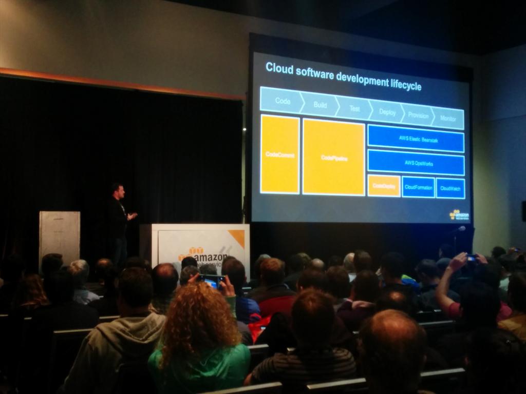chelseazhang's tweet photo. @leozh packs a room at #AWSSummit http://t.co/juZhcOF6ac