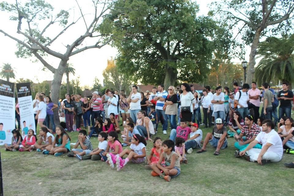 MagaliDente's tweet photo. PRIMERA CLASE ABIERTA DE LENGUA DE SEÑAS ARGENTINA, GRACIAS A NUESTRO INTENDENTE POR HACERLO POSIBLE
@Sergioarmasok http://t.co/MQzoDB95vc