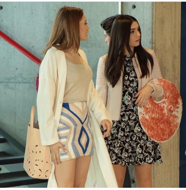 kız koluna lavaş takmış geziyor biride çıkıp uyarmadı