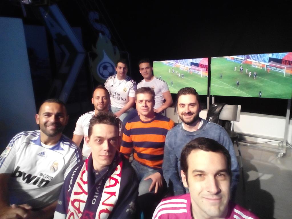 Gasco1414's tweet photo. "@elchiringuitotv: ¡El selfie de nuestro GRAN PÚBLICO! ¡Empezamos a las 00:36! ¡VAMOOOS! #ElChiringuitodeNeox http://t.co/WO4FlfcdiR"