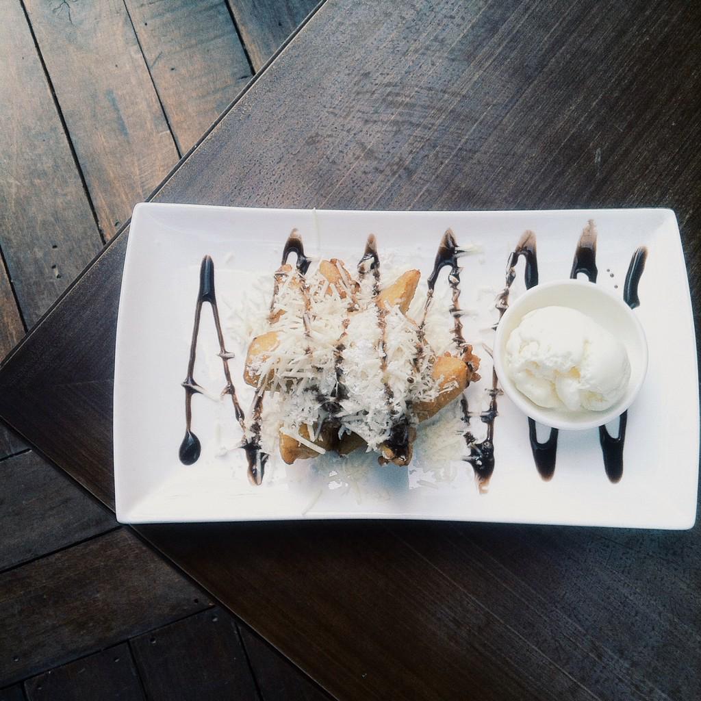 downtownjkt's tweet photo. Couple you cup of #coffee with this yummy #Banana Warp with #Vanilla Ice Cream, TGIF! #downtownjkt #stupagroup http://t.co/p9UIT2LGJE