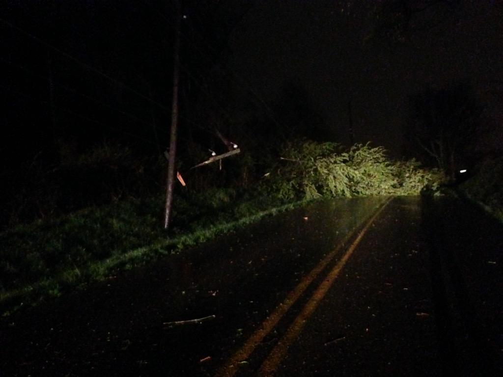 nicholecartmell's tweet image. Old Sprigg is closed near Lexington. Trees and power lines are down. #mowx @kfvsnews
