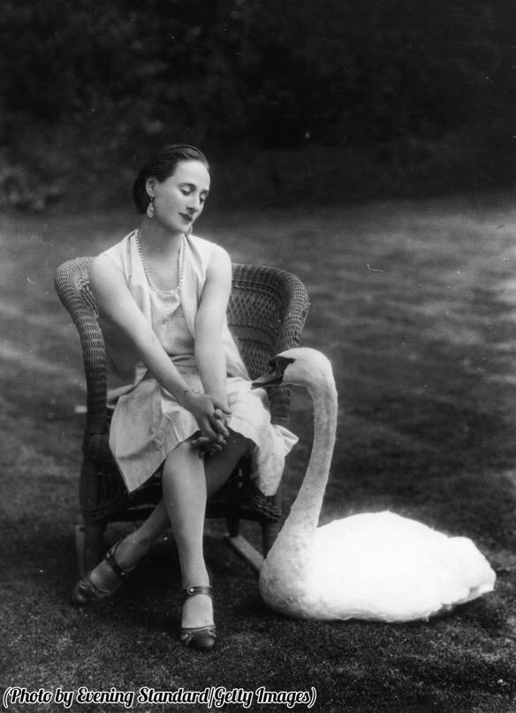Dancer_struggle's tweet photo. Nothing is more perfect than Russian ballerina Anna Pavlova and her pet swan #dancerstruggles http://t.co/COzKfm4kZT