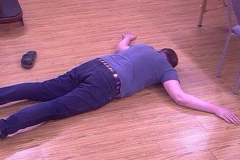 Мужчина лежит на полу. Уставший человек арт. Прихожу домой с тренировки. Мемы про усталость. Дед спит за компом.