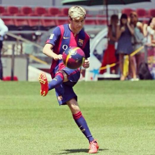 flopyvalle's tweet photo. NIALL PLAYING SPORTS DAMN 😍 http://t.co/ucRAJ5OXWv